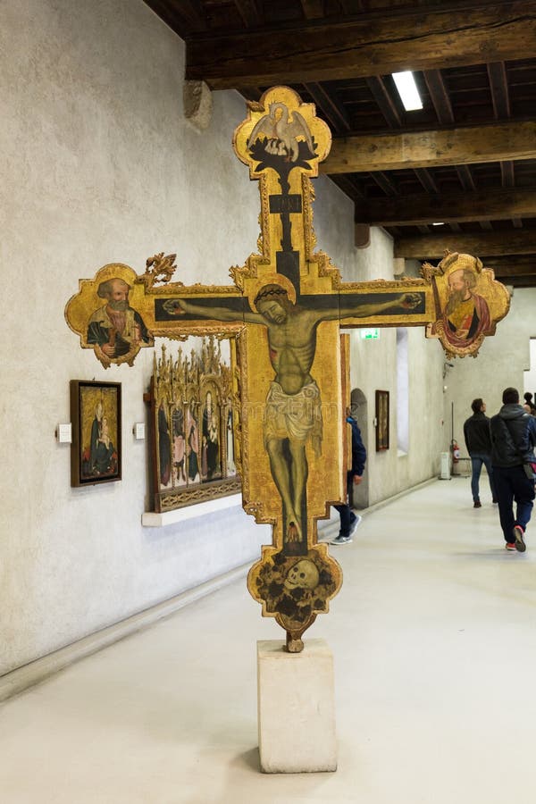 Crucifixo no museu de Castelvecchio Verona imagem de stock royalty free