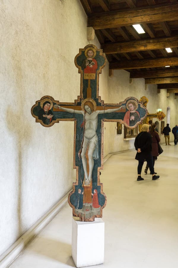 Crucifixo no Museu de Castelvecchio. Verona fotografia de stock royalty free