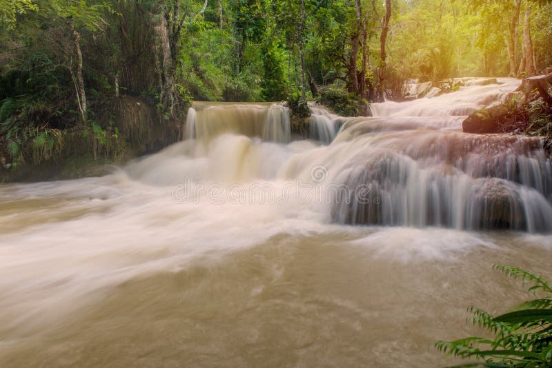 Crue subite en cascade au prabang de Tat Kuang Si Luang, Laos