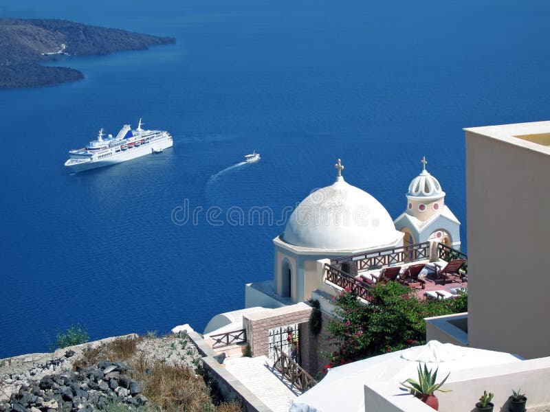 Nave a Santorini, facendo una crociera alle Isole greche.