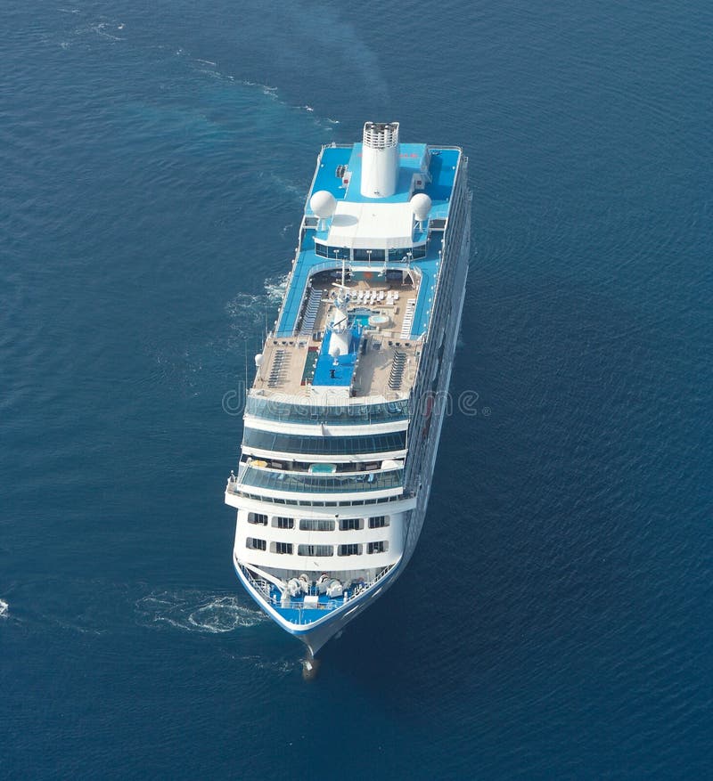 Vista aerea di una nave da crociera.