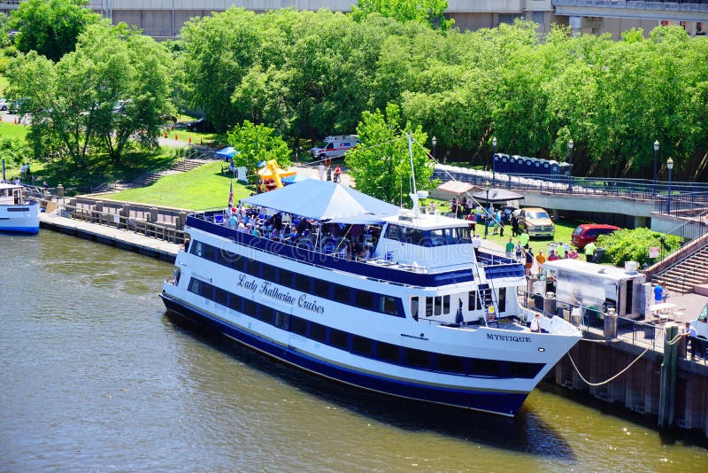 cruise on ct river