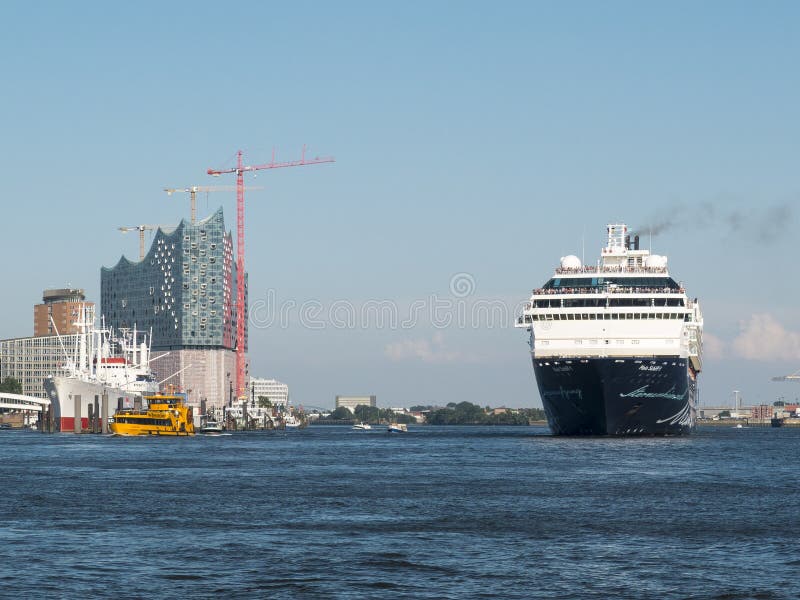 Cruise Ship at Elbphilharmonie