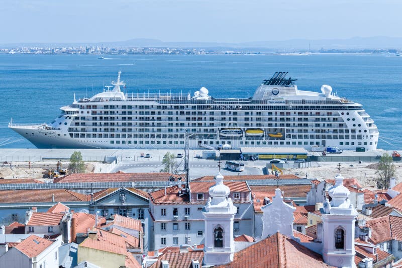 cruise ships in lisbon today