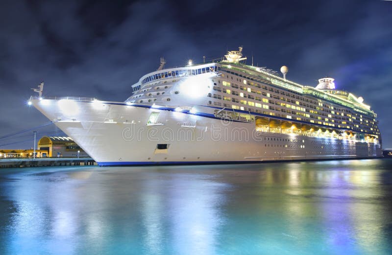 Nave da crociera durante la notte ancorata a San Juan, Puerto Rico.