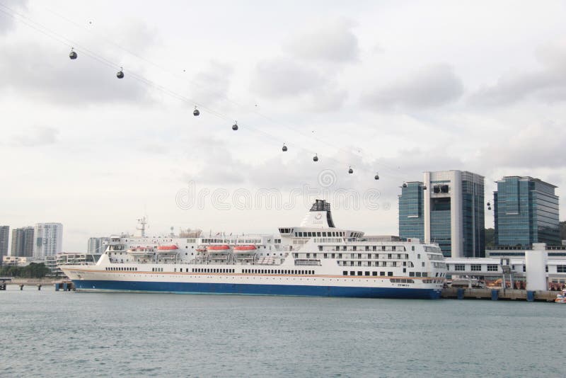 Cruise ship ready to sail in Singapore stock photography Cruise ship ready to sail in Singapore stock photography