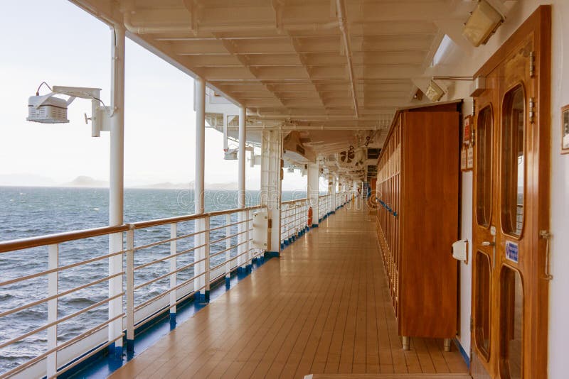 Прогулочная палуба. Promenade Deck. Прогулочная палуба под водой. Променад корабля. Seaview променад корабль.