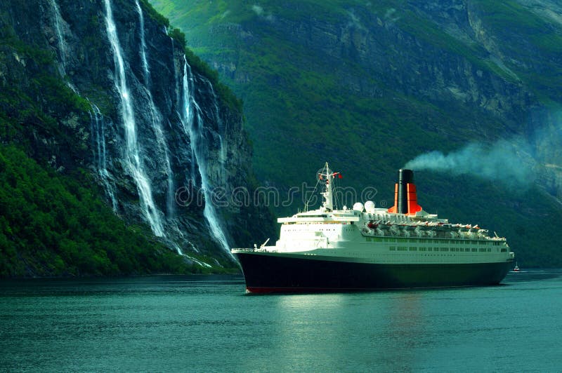 Slávna Kráľovná Alžbeta II výletnú loď pláva v oceáne, spolu Sedem Sestier vodopád v Nórsku.