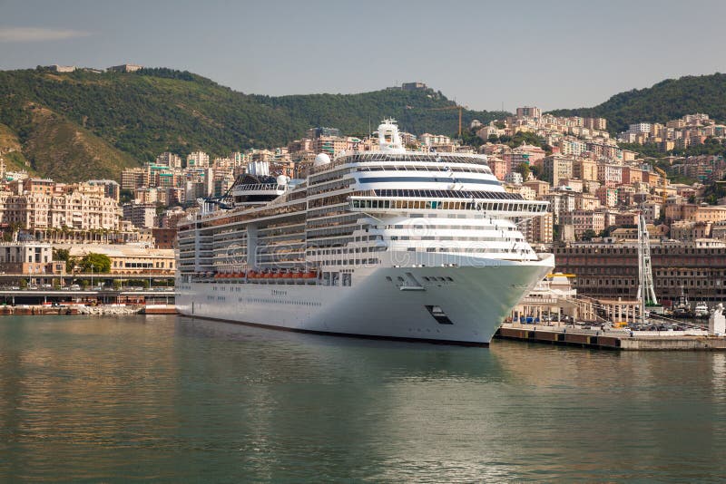 Cruiseschip bij Dok in Genoa Italy stock afbeelding Cruiseschip bij Dok in Genoa Italy stock afbeelding