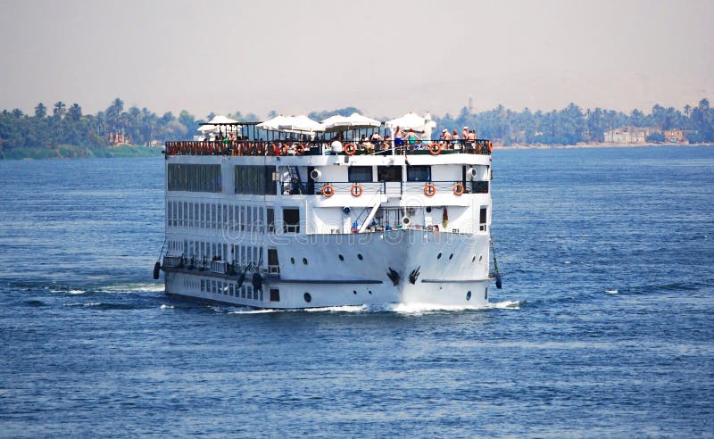 Cruiseschip in de rivier van Nijl stock afbeelding Cruiseschip in de rivier van Nijl stock afbeelding
