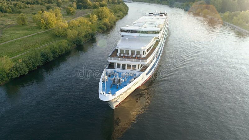 Cruiseschip vaart door de rivier naar zee