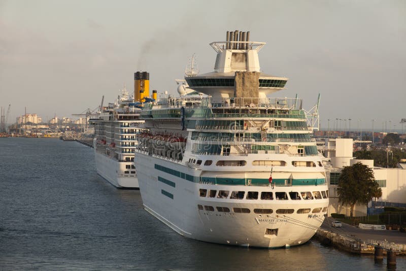 Cruiseships na porta de Maimi foto de stock Cruiseships na porta de Maimi foto de stock