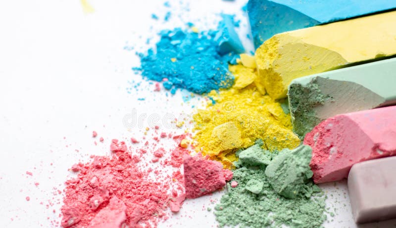 Crumbes de craie multicolore sur fond blanc Un jeu pour les enfants Art photos libres de droits Crumbes de craie multicolore sur fond blanc Un jeu pour les enfants Art photos libres de droits
