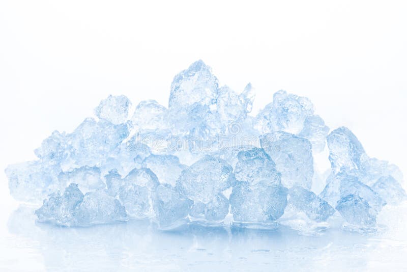 Лед крошка. Кусочки льда на прозрачном фоне. Кубики льда без фона. Кусок льда без фона.