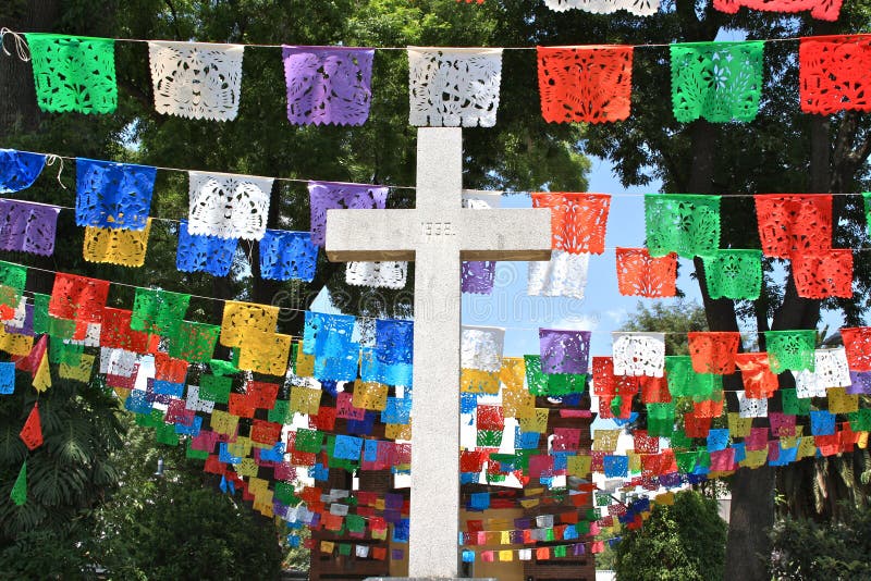 Cruz blanca con los indicadores coloridos, México foto de archivo libre de regalías Cruz blanca con los indicadores coloridos, México foto de archivo libre de regalías