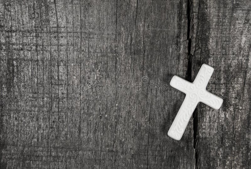 Cruz blanca en un fondo de madera gris imagen de archivo Cruz blanca en un fondo de madera gris imagen de archivo