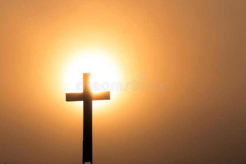 Cruz católica en ocaso fotografía de archivo Cruz católica en ocaso fotografía de archivo