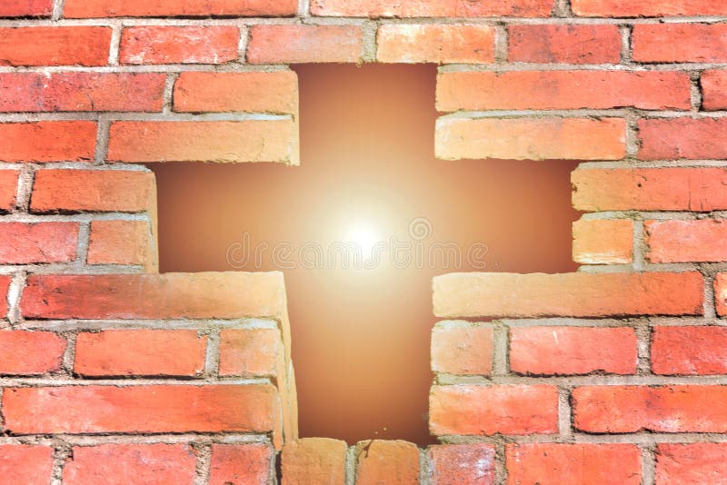 A cruz cristã feita dos tijolos, uma cruz brilhante está brilhando através do sol brilhante, fé no deus foto de stock A cruz cristã feita dos tijolos, uma cruz brilhante está brilhando através do sol brilhante, fé no deus foto de stock