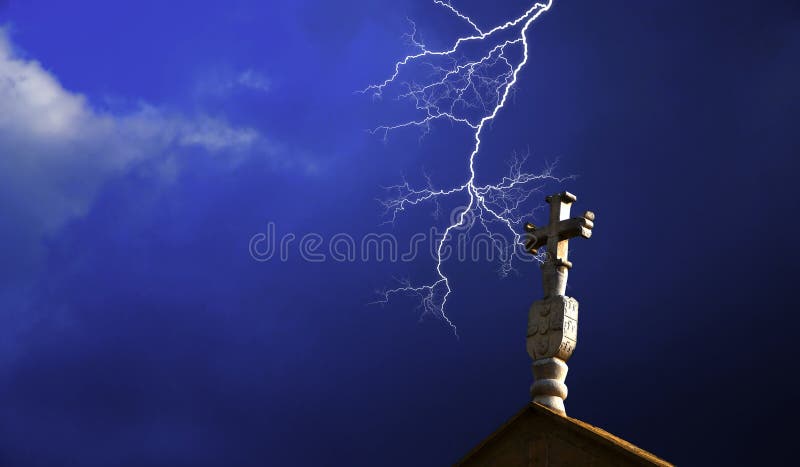 Cruz da igreja com relâmpago imagem de stock royalty free Cruz da igreja com relâmpago imagem de stock royalty free