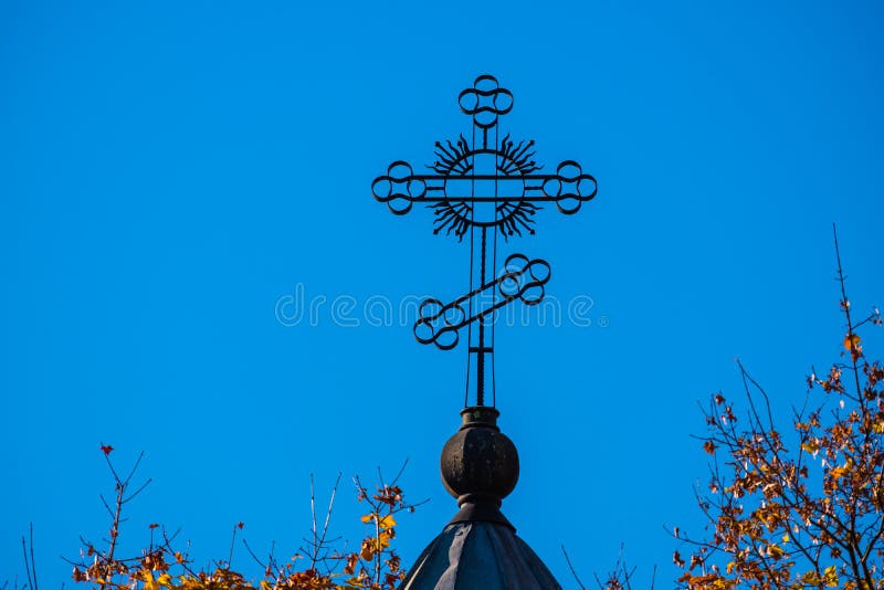 Cruz de la iglesia contra el cielo fotos de archivo Cruz de la iglesia contra el cielo fotos de archivo