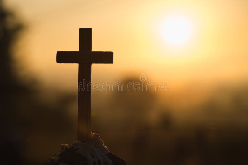 Cruz de madeira cristã em um fundo com iluminação dramática, cruz de Jesus Christ, Páscoa, conceito da ressurreição Cristandade