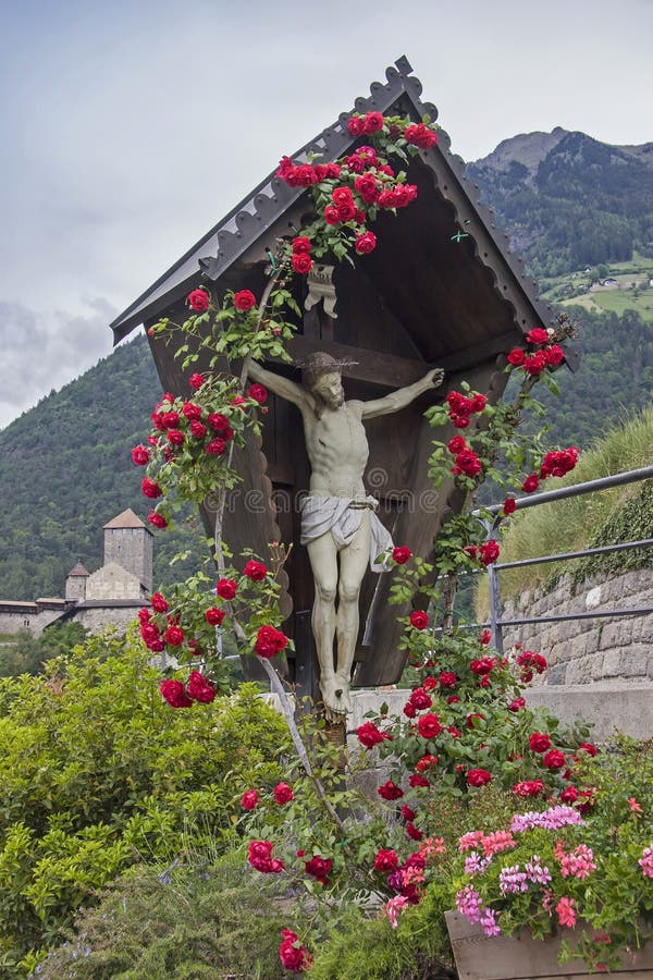 Cruz de madera con las rosas en el Tyrol del sur imagenes de archivo Cruz de madera con las rosas en el Tyrol del sur imagenes de archivo
