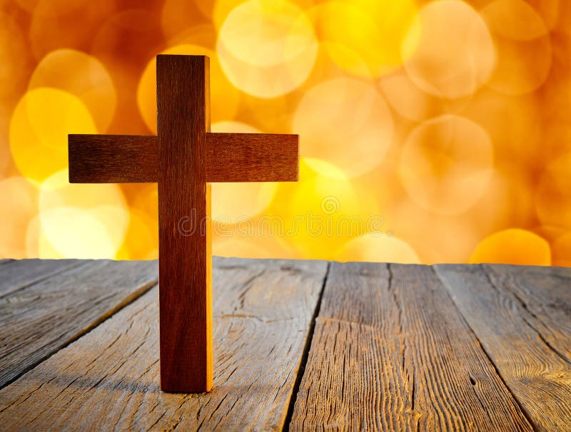 Cruz De Madera Cristiana En Las Estrellas De La Navidad Foto De Archivo