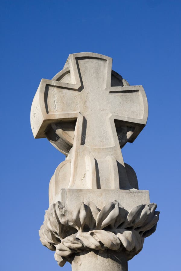 Cruz de piedra en el puente de piedra de zaragoza