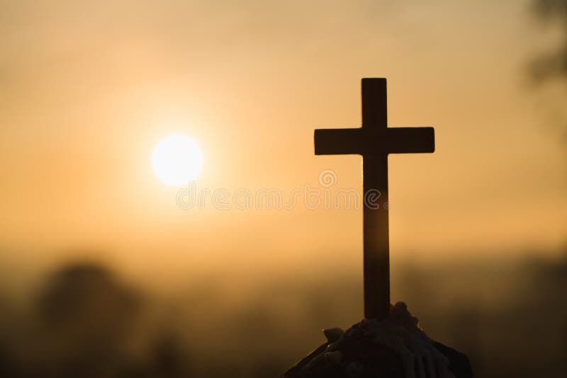 Cruz del Jesucristo Pascua, concepto de la resurrección Cruz de madera cristiana en un fondo con la iluminación dramática