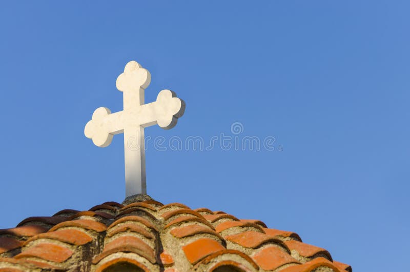 Cruz en el tejado de una iglesia