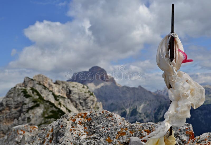 Cruz metálica com o lenço branco do lado na parte superior do pico de montanha - uma série de picos e de nuvens de montanha está imagens de stock Cruz metálica com o lenço branco do lado na parte superior do pico de montanha - uma série de picos e de nuvens de montanha está imagens de stock