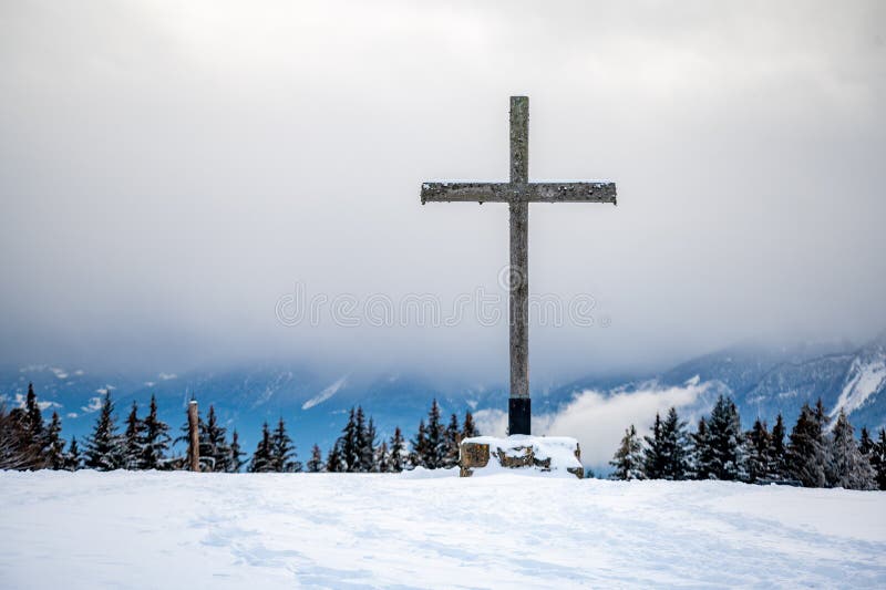 Cruz na neve. cruz religiosa de madeira no inverno. les pleiades suíça