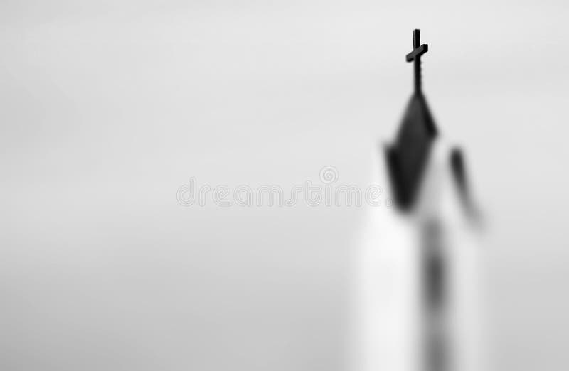 Cruz preta no steeple da igreja imagens de stock Cruz preta no steeple da igreja imagens de stock