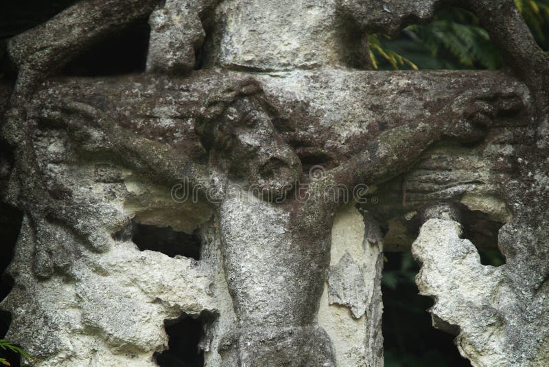 Cruz santa con Jesus Christ crucificado (estatua antigua) imagen de archivo Cruz santa con Jesus Christ crucificado (estatua antigua) imagen de archivo