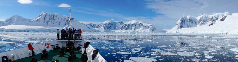 Cruzamento através do canal de Neumayer completamente de iceberg na Antártica