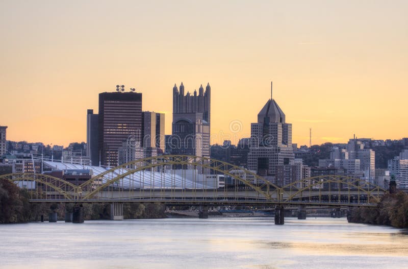 Travessia da ponte em Pittsburgh imagem de stock
