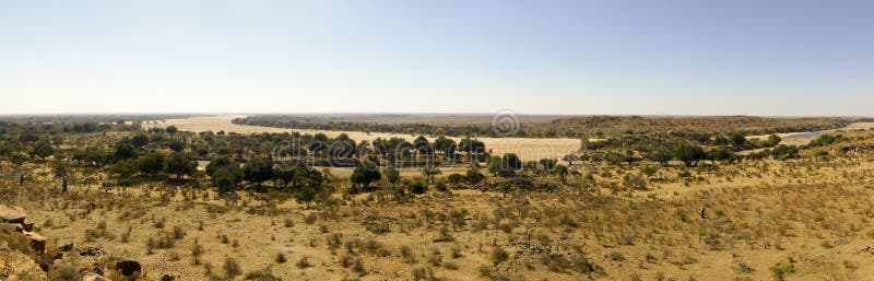 Cruzamento de rio de Limpopo a paisagem do deserto da nação de Mapungubwe imagem de stock royalty free Cruzamento de rio de Limpopo a paisagem do deserto da nação de Mapungubwe imagem de stock royalty free