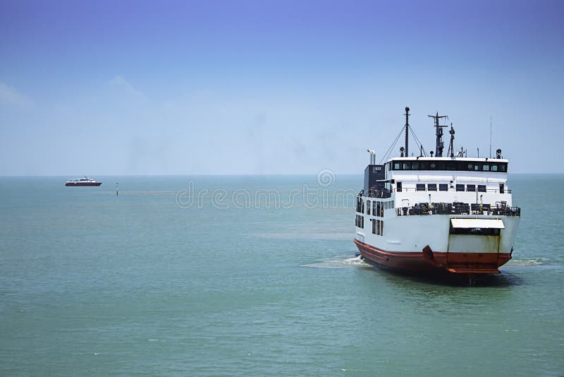 Cruzamento do ferryboat no mar no Golfo da Tailândia, Surat Thani fotos de stock Cruzamento do ferryboat no mar no Golfo da Tailândia, Surat Thani fotos de stock