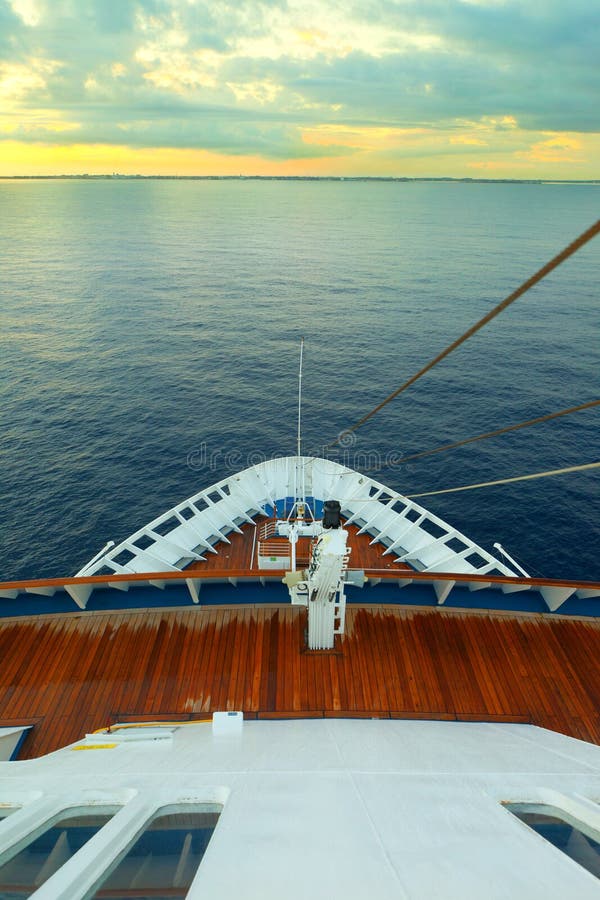 Cruzando no forro de oceano, pov da plataforma foto de stock royalty free Cruzando no forro de oceano, pov da plataforma foto de stock royalty free
