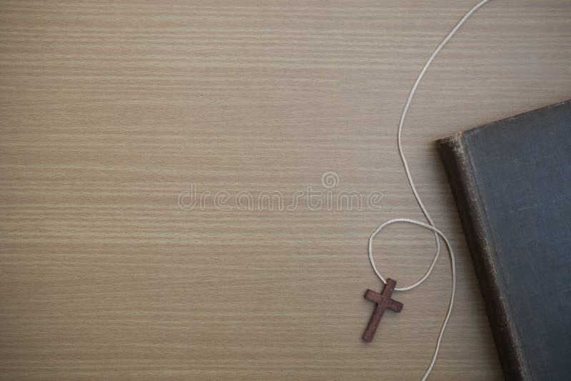 A Bíblia na madeira foto de stock. Imagem de dado, placas - 44539840