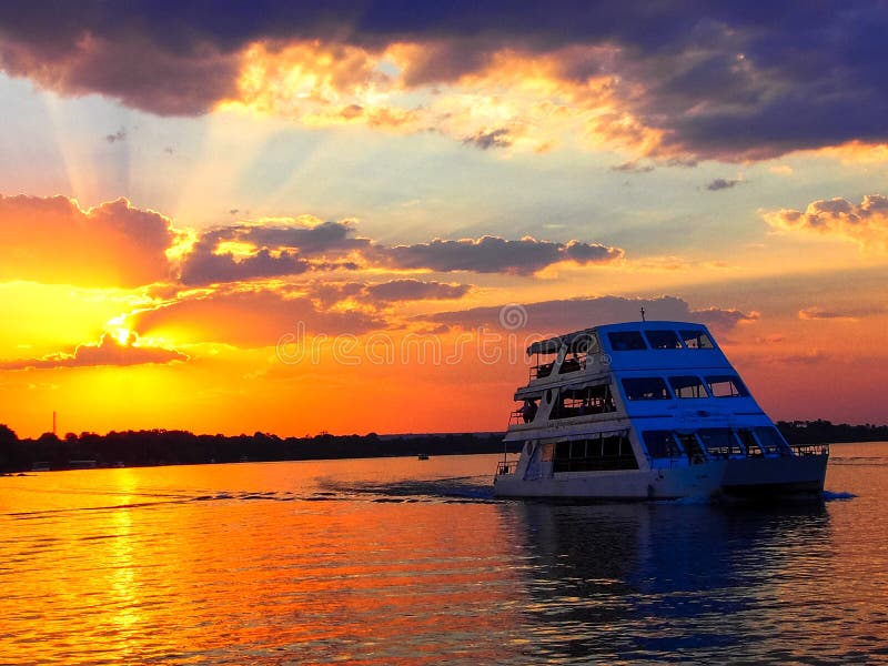 Cruzeiro do barco do por do sol em Zambezi River fotografia de stock royalty free Cruzeiro do barco do por do sol em Zambezi River fotografia de stock royalty free