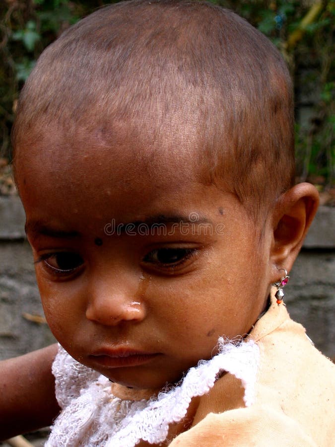 Malé Indiánske dieťa plače.