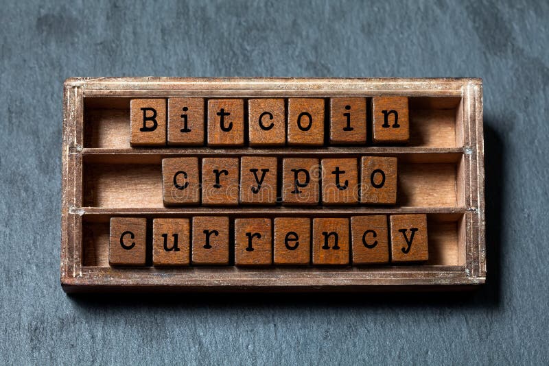 Crypto Bitcoin νόμισμα και ψηφιακή έννοια χρημάτων Εκλεκτής ποιότητας κιβώτιο, ξύλινη φράση κύβων με τις παλαιές επιστολές ύφους στοκ φωτογραφία με δικαίωμα ελεύθερης χρήσης Crypto Bitcoin νόμισμα και ψηφιακή έννοια χρημάτων Εκλεκτής ποιότητας κιβώτιο, ξύλινη φράση κύβων με τις παλαιές επιστολές ύφους στοκ φωτογραφία με δικαίωμα ελεύθερης χρήσης