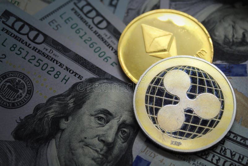 Crypto Coins XRP Ripple and ETH Ethereum na rachunkach za dolara amerykaÅ„skiego obrazy stock Crypto Coins XRP Ripple and ETH Ethereum na rachunkach za dolara amerykaÅ„skiego obrazy stock