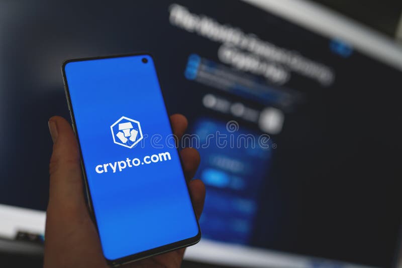 Crypto com - pictogram aan telefoon met officiële website achtergrond