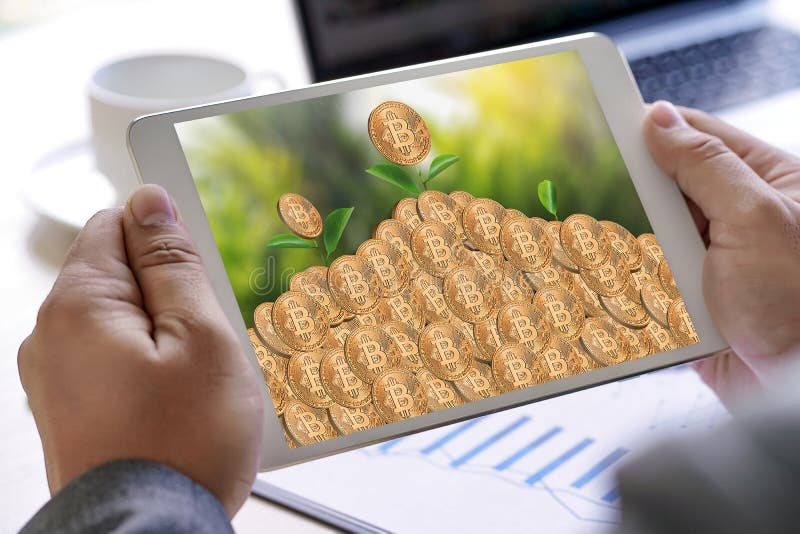 Crypto devise de Bitcoins d'échelle de concept d'or financier de croissance images stock
