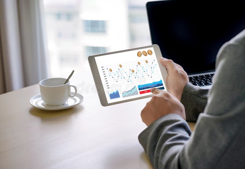 Crypto devise de Bitcoins d'échelle de concept d'or financier de croissance photos stock