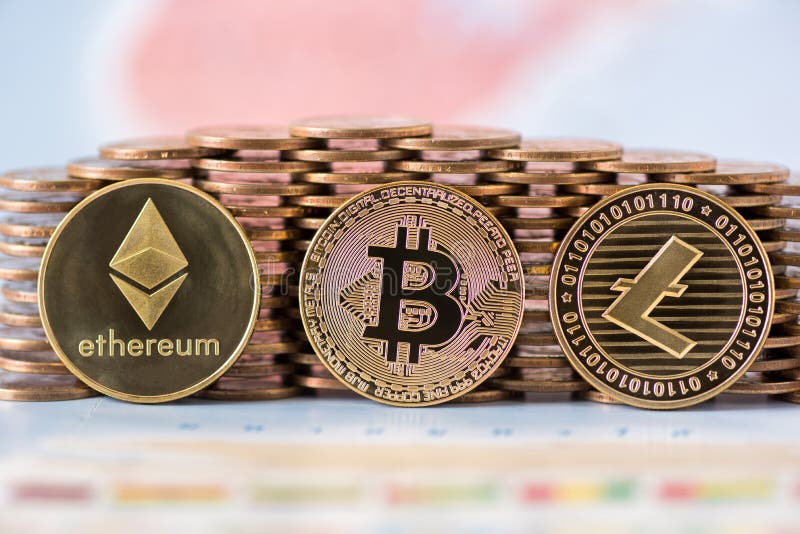 Cryptocurrency bitcoin, Lite moneta i ethereum z monety stertą zdjęcia royalty free