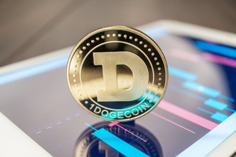 Cryptocurrency de Dogecoin sur le comprimé images libres de droits Cryptocurrency de Dogecoin sur le comprimé images libres de droits