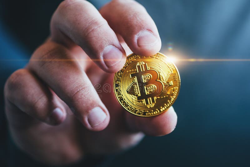 Cryptocurrency guld- bitcoinmynt i manhanden - symbol av crypto valuta - elektroniska faktiska pengar royaltyfri fotografi